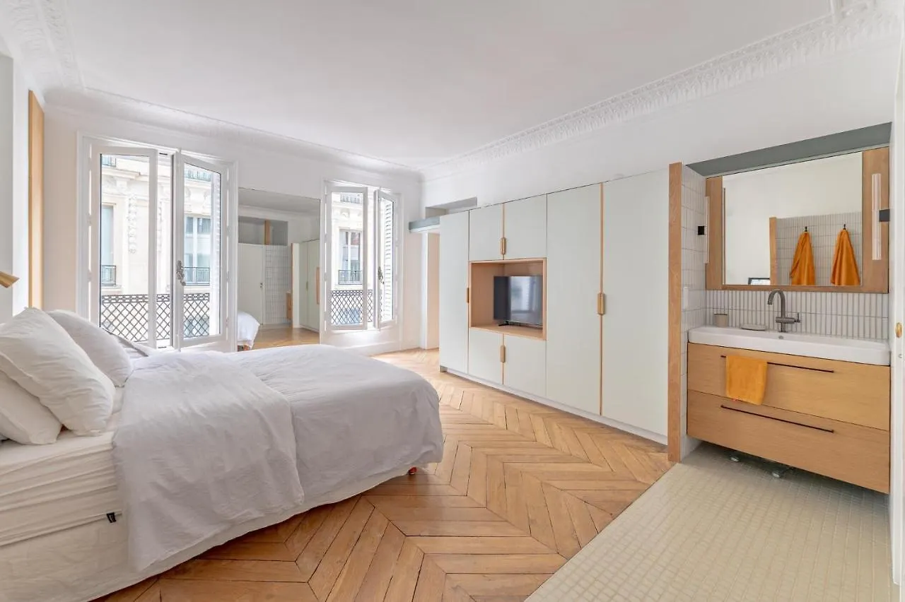 Very Spacious And Stylish Apartment At The Opera. Paris France