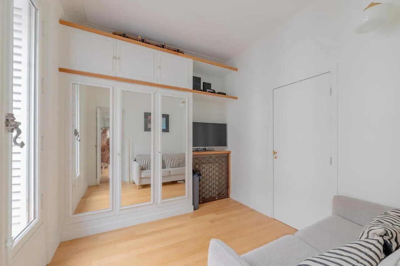 Very Spacious And Stylish Apartment At The Opera. Paris France