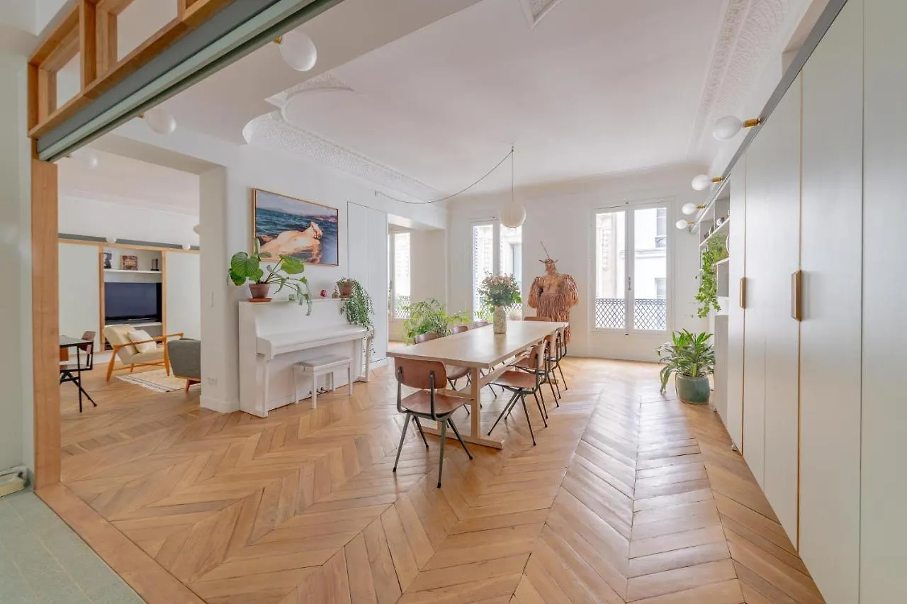 Very Spacious And Stylish Apartment At The Opera. Paris France