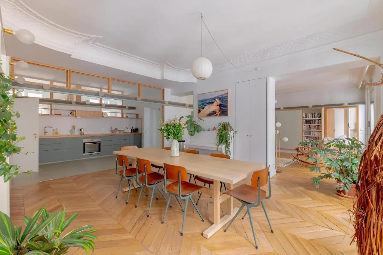 Very Spacious And Stylish Apartment At The Opera. contacts